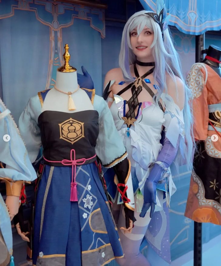 Vêtement cosplay inspiré d'un personnage d'Air-Gaming affiché sur un mannequin, avec une autre personne cosplayée à côté, en détail et couleurs vives, parfait pour les fans d'animation et de jeux vidéo.
