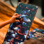 Contrôle de jeu mobile sur un écran vertical interactif avec animation d'arbres et personnages pour le gaming en ligne.