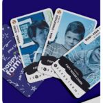 Sonia-martin-enfant-avec-cartes-de-jeu-famille-souriante.