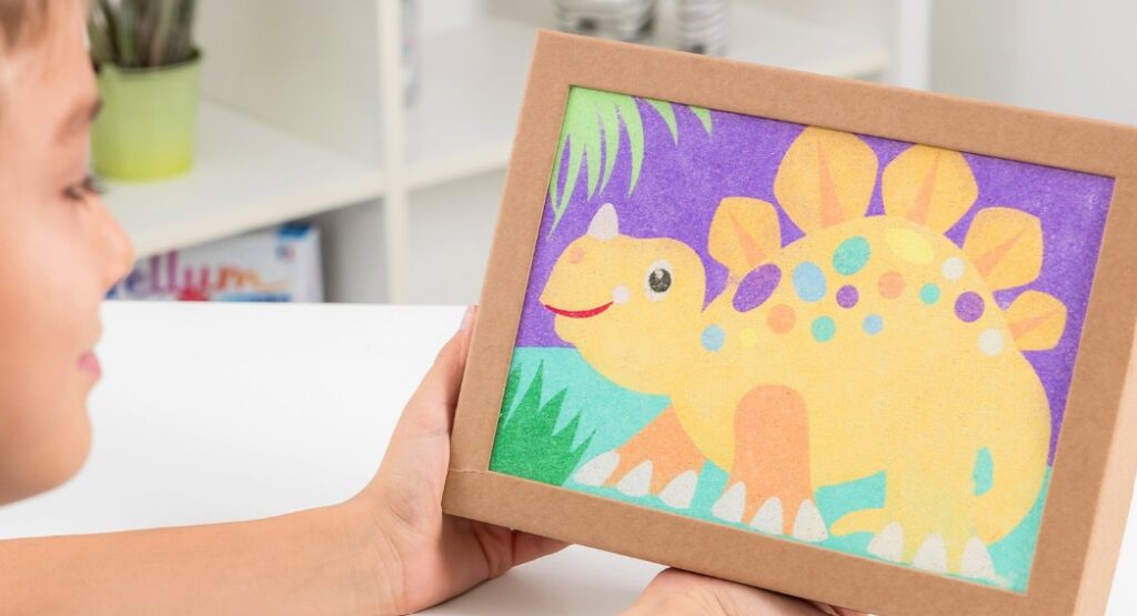 Dessin enfantin de dinosaure coloré dans une boîte en carton, illustration ludique et pastel pour l’éveil.