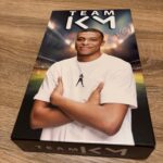 Autre image, la signature du joueur sur le coffret de la collection Team Icem.