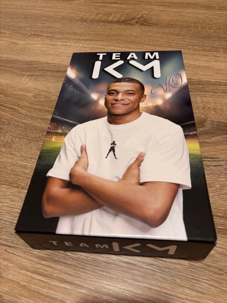 Autre image, la signature du joueur sur le coffret de la collection Team Icem.