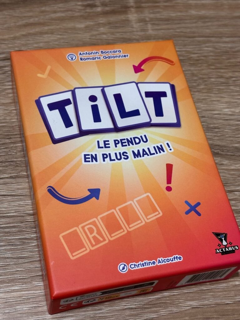 TILT le jeu de société, face avant montrant une boîte orange avec le logo TILT en lettres blanches et bleues, comprenant des flèches et éléments graphiques colorés, idéal pour famille et amis.