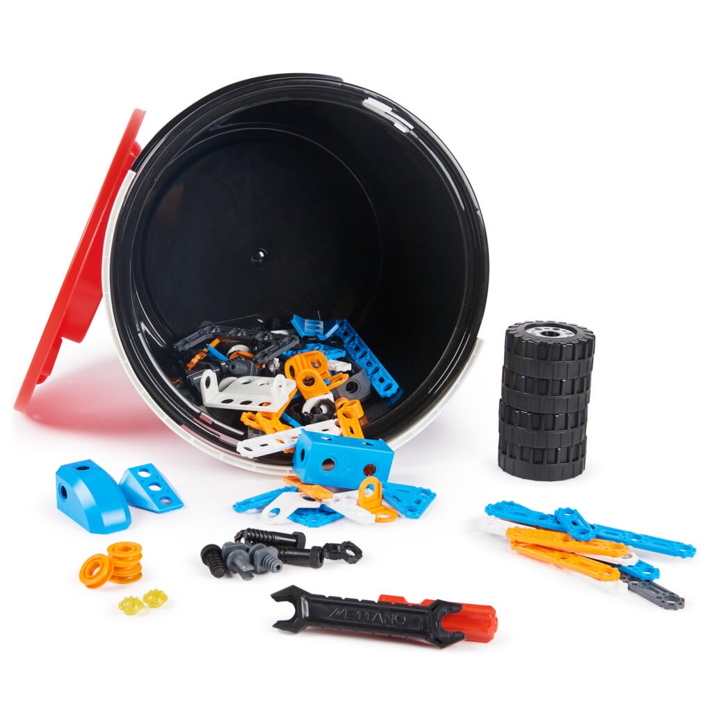 Pièces de construction LEGO Technic à l'intérieur d'une boîte noire, avec roues, clés et éléments colorés pour aussitôt assembler des véhicules ou robots.