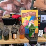 Poteries décoratives artisanales, objets en argile colorée faits main, cadeaux originaux pour décoration intérieure, artisanat français, articles uniques et personnalisés, accessoires de décoration tendance.