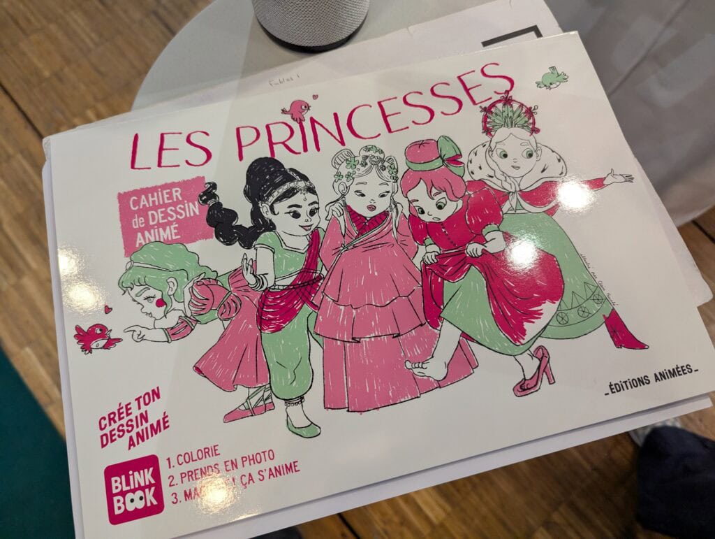 Princesse de dessin animé en couleur, livre de coloriage pour enfants avec personnages princesses, design pour activité créative et divertissante, idéal pour stimuler l'imagination des enfants.
