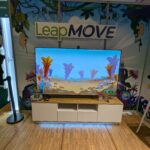 Jump Virtual Reality Jeu interactif de course sur écran géant avec décor coloré et animations immersives pour une expérience ludique et dynamique.