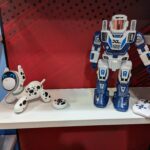 Robot jouet inspiré de robots de jeux vidéo, robot humanoïde et animal robotique pour enfants.