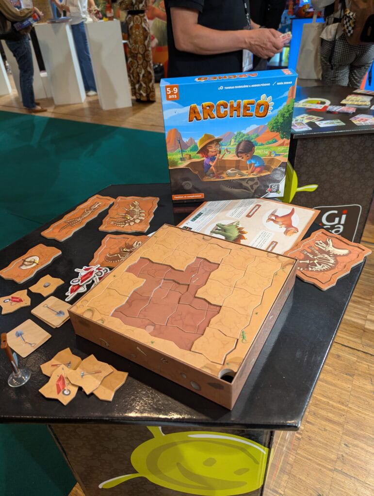 Mini jeu de société Archeo avec puzzle et figurines pour enfants 5-9 ans, découvrez la préhistoire et l'évolution des dinosaures dans un environnement ludique et éducatif, parfait pour toute la famille.