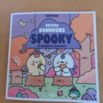 Coloriage adorable de personnages mignons dans un décor fantastique d'Halloween avec des animaux fantaisistes, parfait pour enfants, associant créativité et amusement sur le thème de spooky.