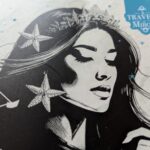 Beauté artistique en noir et blanc d'une femme avec des fleurs de starfish dans ses cheveux, illustrant un style graphique élégant, idéal pour une image de couverture ou promotionnelle.