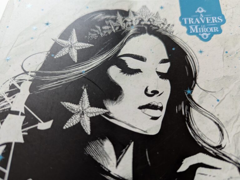 Beauté artistique en noir et blanc d'une femme avec des fleurs de starfish dans ses cheveux, illustrant un style graphique élégant, idéal pour une image de couverture ou promotionnelle.