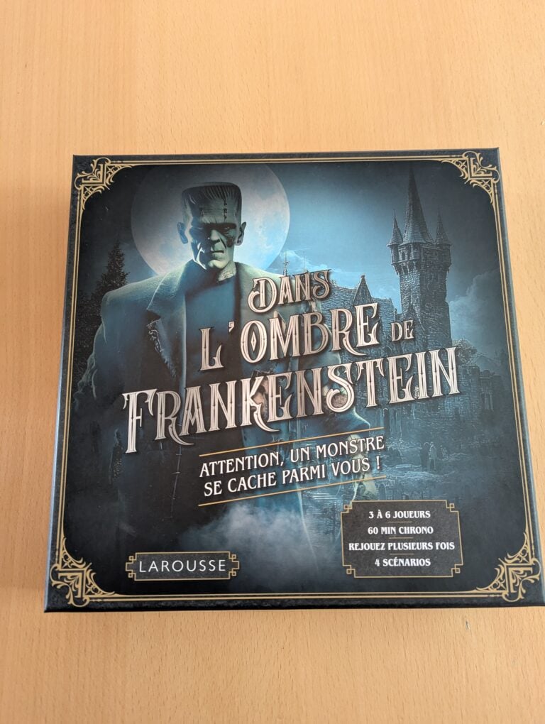 Un jeu de société inspiré de Frankenstein avec un décor sombre et mystérieux, parfait pour les amateurs de jeux d'horreur et d'aventure en famille ou entre amis.