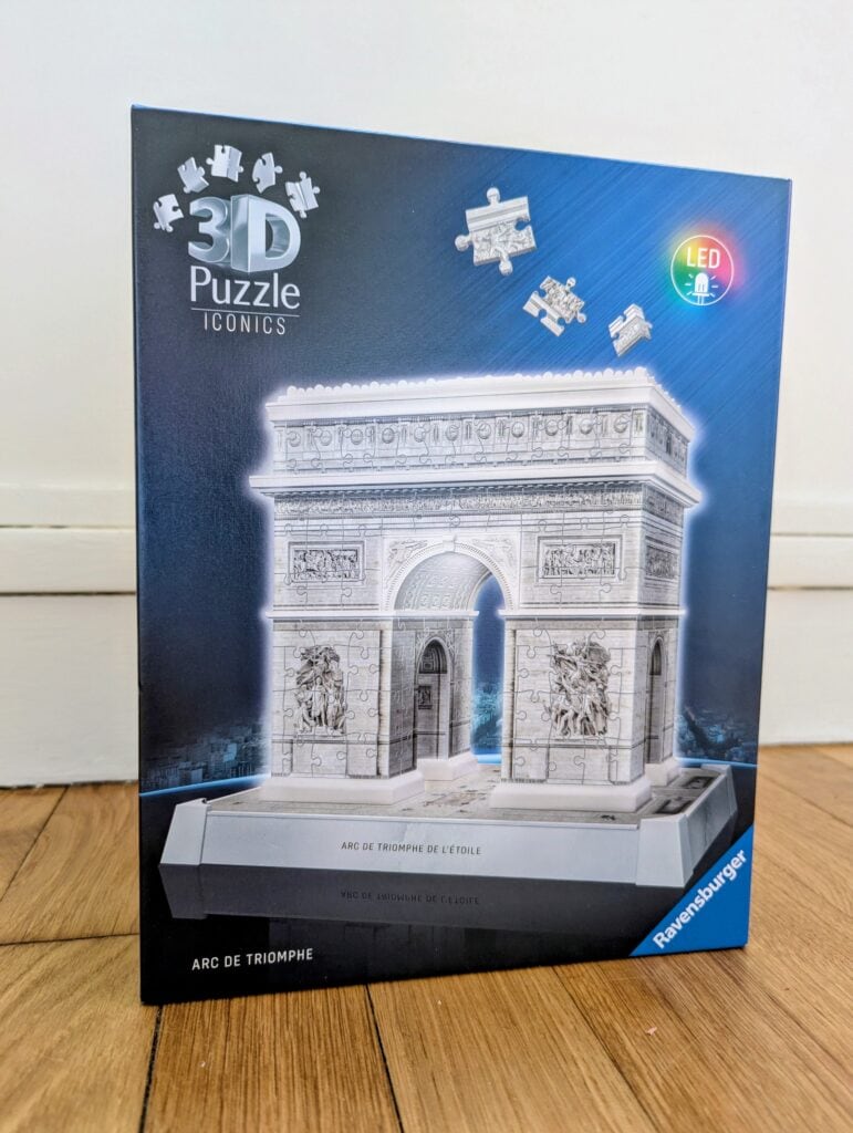Puzzle 3D Arc de Triomphe, jeu de construction en pièces à assembler, éclairé par LED, pour décoration intérieure ou collection, inspiré de l'emblématique monument parisien.