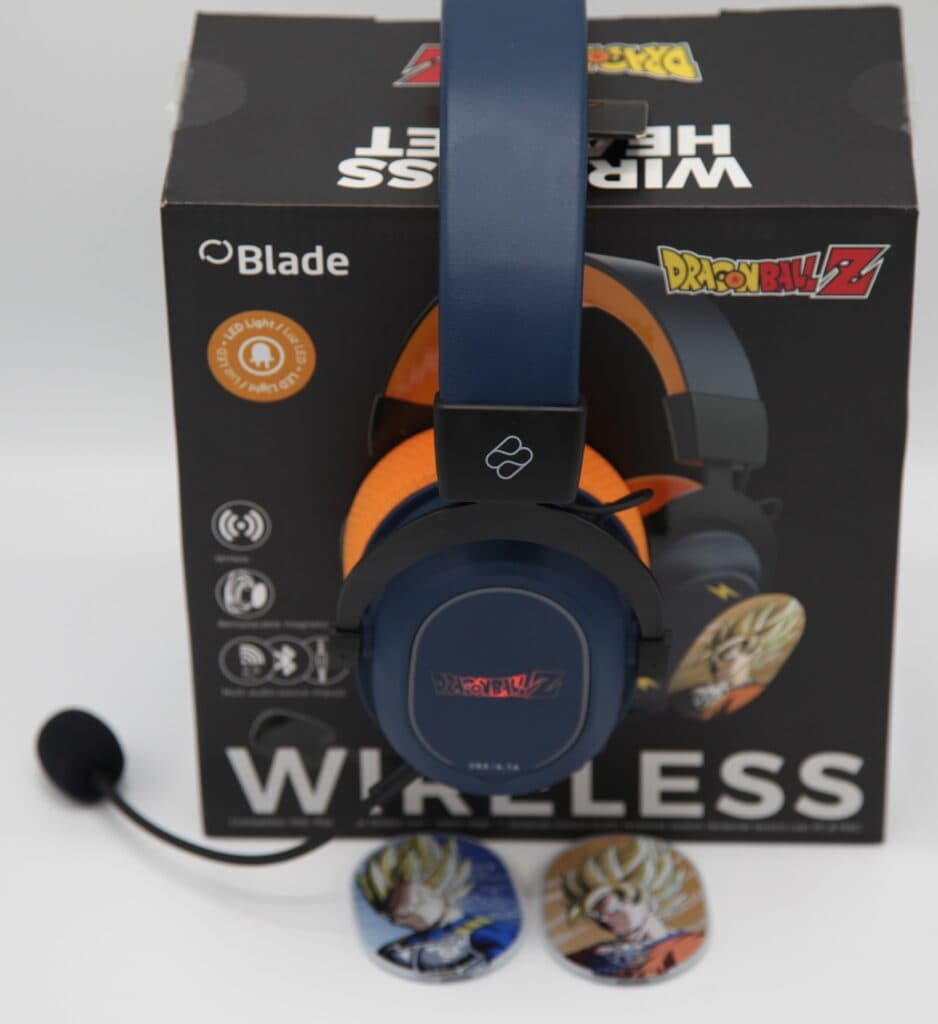 Fichier : casque gaming Dragon Ball Z sans fil avec micro et stickers Dragon Ball Z.