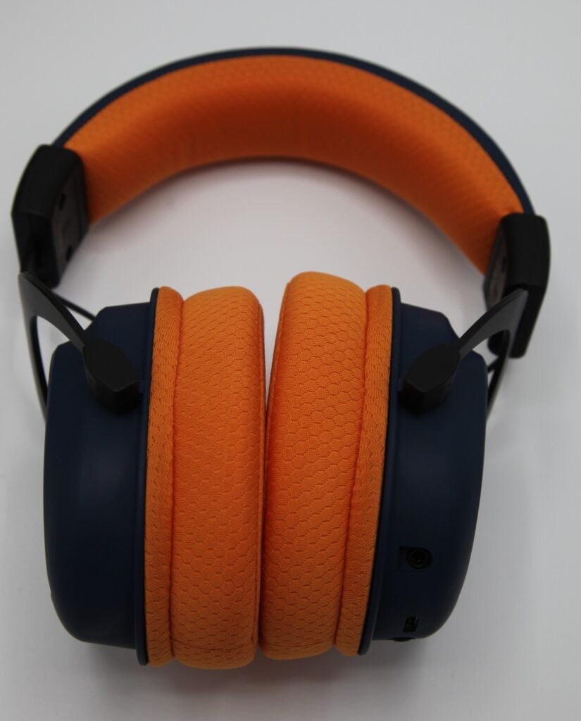 Casque gaming sans fil avec coussinets orange, idéal pour jeux vidéo et streaming. Confort optimal pour une immersion totale dans l'univers du jeu.