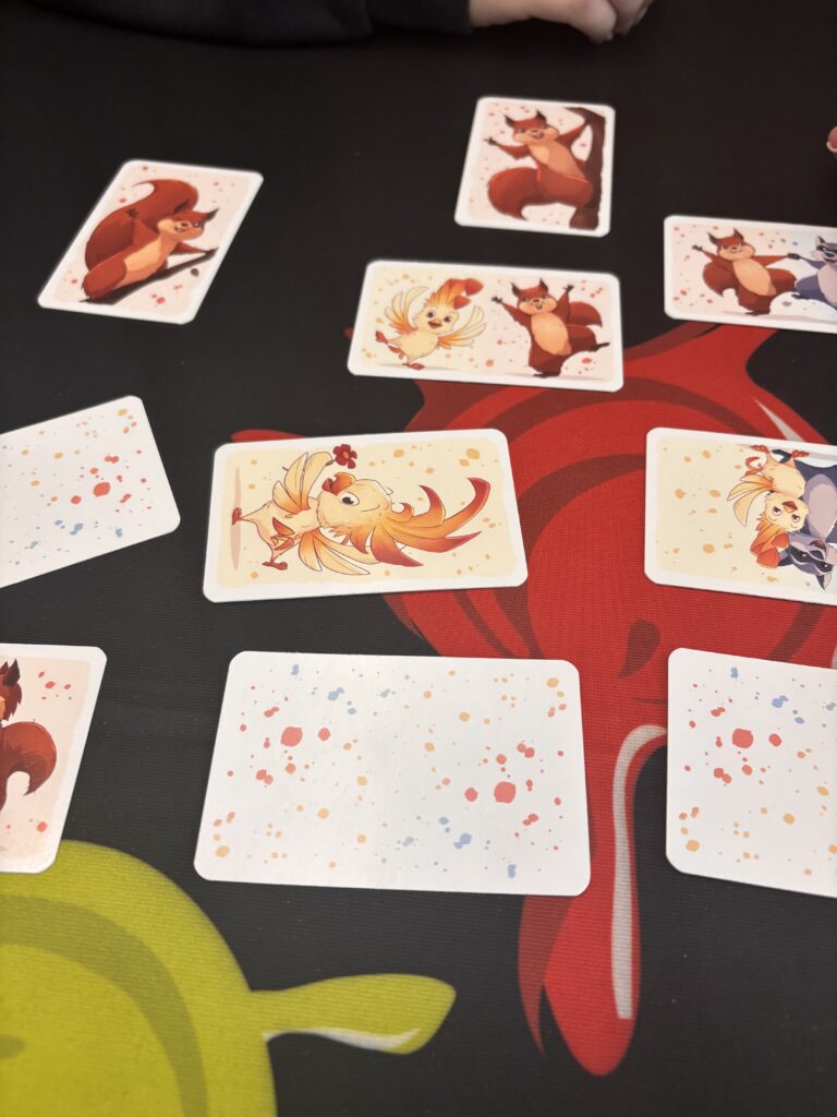 Cartes de jeu de société avec personnages animés de style cartoon, thème aventures et fantasy, illustrant un jeu familial, jeu de cartes coloré, adapté pour enfants et adultes, ambiance ludique et conviviale.