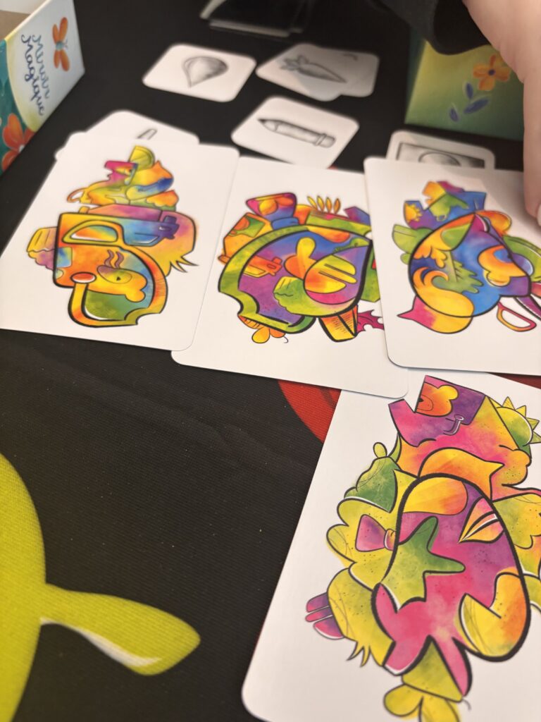 Vignette colorée de jeux de cartes arty et créatifs, mettant en avant des illustrations abstraites, idéal pour explorer la créativité et la peinture dans des jeux éducatifs ou artistiques.