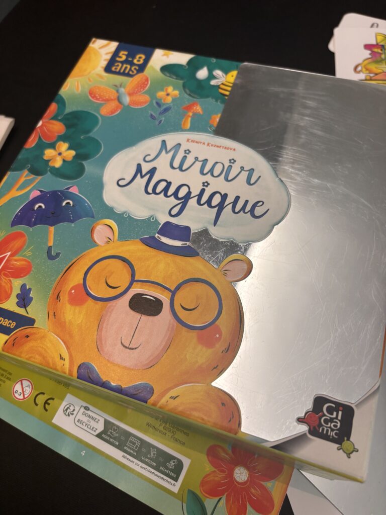 Miroir magique pour enfants, jeu de décoration ludique, idéal pour enfants de 5 à 8 ans, avec illustration amusante d'un ours mignon portant des lunettes et un chapeau bleu, parfait pour stimuler la créativité et l'imagination.
