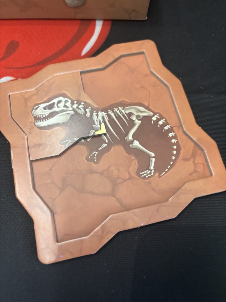 Dinosaure en puzzle en carton avec figure de squelette, thème récupération et aventure préhistorique pour enfants, jeu éducatif sur le paléolithique.