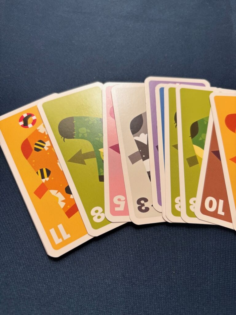 Cartes de jeu de la famille Uno avec illustration colorée, parfaites pour jeux de société, ludique et amusant, idéal pour toute la famille ou entre amis.