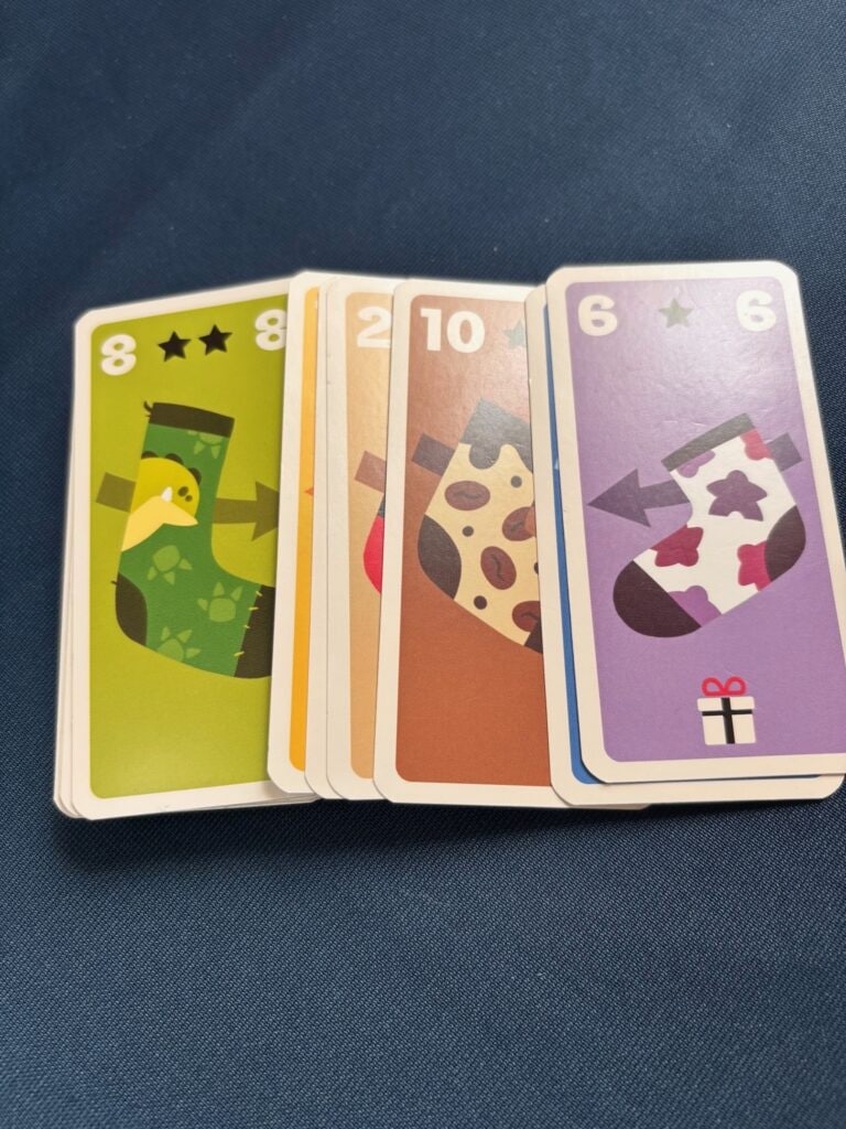 Cartes à jouer colorées avec motifs de chiens et chiffres pour jeux de société, divertissement familial ou entraînement de la mémoire.