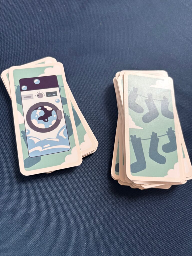 Visuel de cartes de jeu Noël avec chaussettes, décoration festive et ambiance hivernale, idéal pour jeux de société et divertissement pendant la saison des fêtes, en ligne avec l'univers d'Air-Gaming.