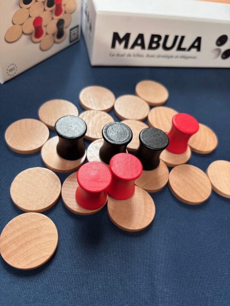 Fichier: plateau-mabula-jeu-de-plateau-avec-pions-en-bois.jpg.