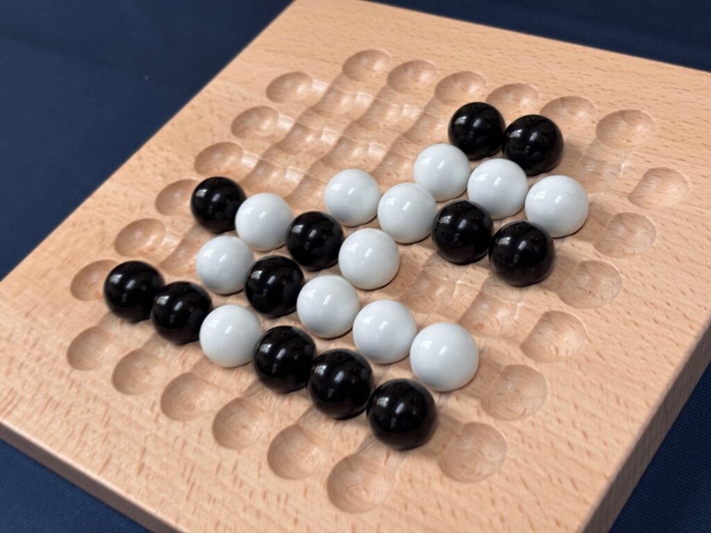 Boules de jeu de société sur un plateau en bois, parfait pour les jeux de réflexion et de stratégie. Idéal pour jouer en famille ou entre amis dans une ambiance conviviale.