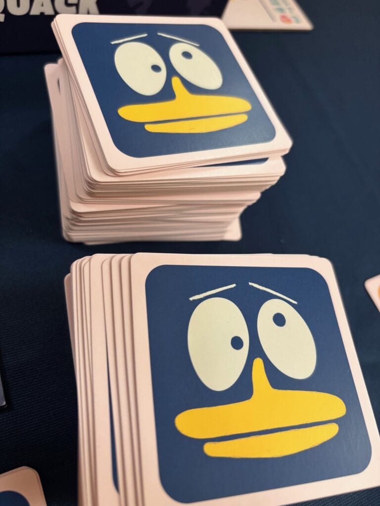 Cartes de jeu de société Air-Gaming avec visages expressifs, conçues pour des activités ludiques et interactives dans le cadre de jeux et animations.