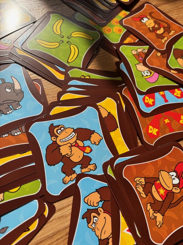 Cartes à jouer de personnages de Donkey Kong avec des singes et des dessins colorés, idéal pour jeux de société familiaux ou éducatifs.