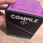 Cartouche de jeu vidéo "Simple Collective" pour gamers et amateurs de jeux vidéo, programmation par Michael Vanz, design stylé,ordinateur gaming, accessoires gaming, matériel de jeu, culture gamer.