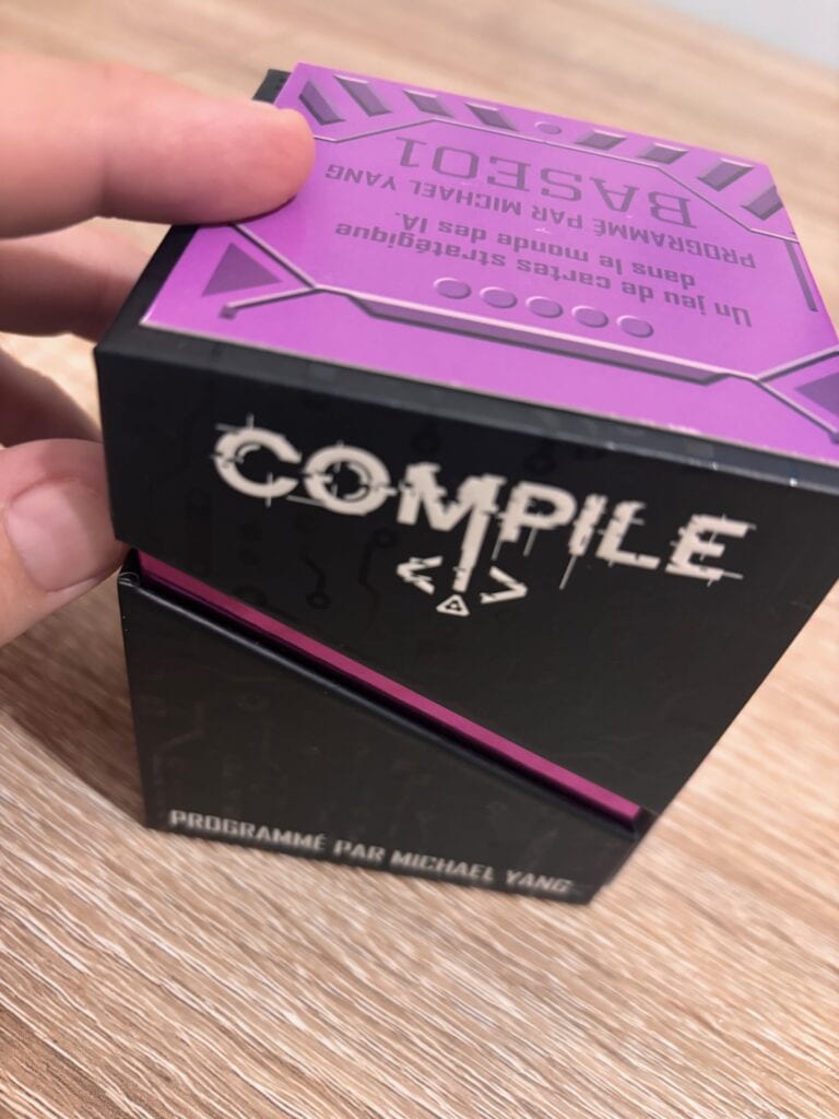 Cartouche de jeu vidéo "Simple Collective" pour gamers et amateurs de jeux vidéo, programmation par Michael Vanz, design stylé,ordinateur gaming, accessoires gaming, matériel de jeu, culture gamer.