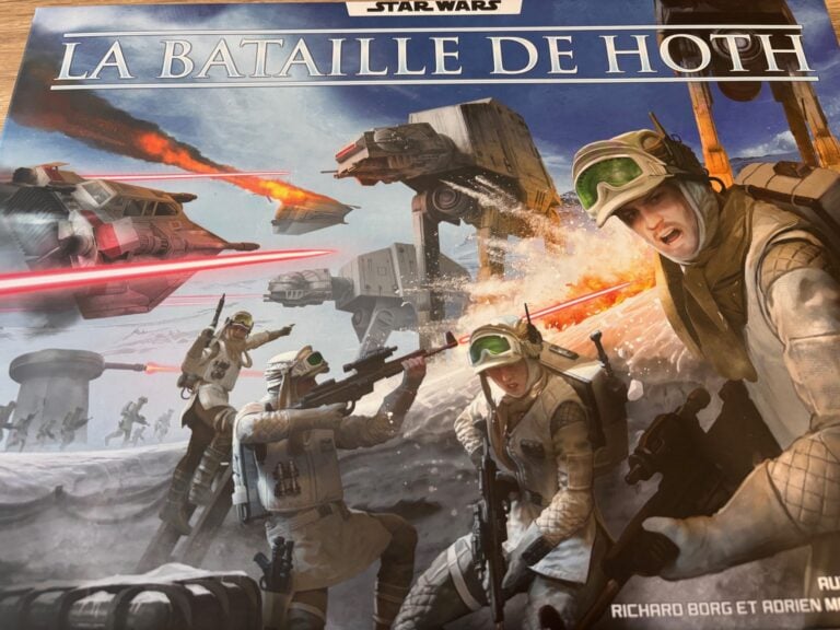 Explosions et bombardements lors d'une bataille épique dans l'univers de Star Wars, avec des soldats en action, des vaisseaux spatiaux en combat et un décor futuriste chargé d’effets visuels intenses.