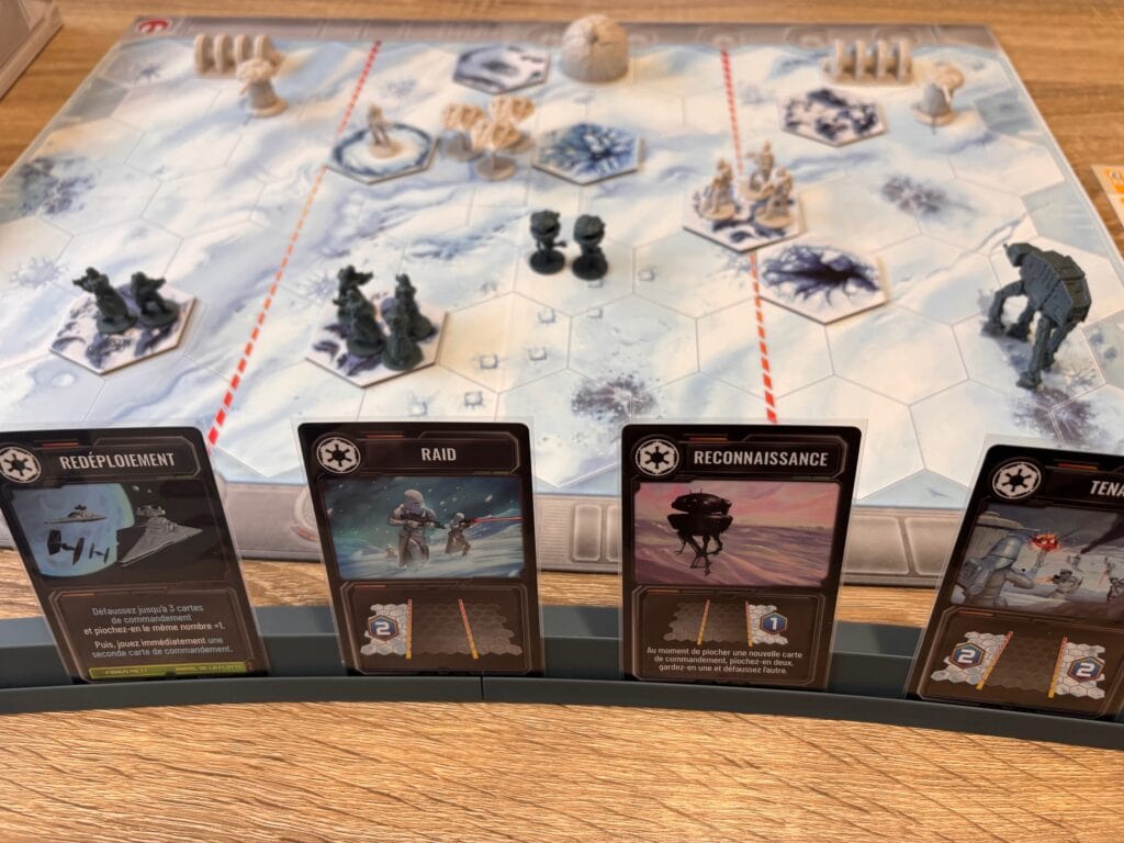 Fichiers de jeu de société Star Wars: Outer Rim avec des cartes et des figurines dans un décor enneigé, illustrant un gameplay stratégique et immersif dans l'univers de Star Wars, idéal pour les fans de jeux de stratégie et de science-fiction.
