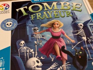 Tombeur sorcière jeu vidéo en famille avec squelettes et chat noir - couverture de jeu Tombée Frayeur pour PC et console, animation et univers fantastique dark fantasy, effrayant et amusant, pour enfants et adultes - jeux pour amis et famille - ambiance effrayante avec personnages animés zombie et chat noir.
