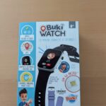 - Montre connectée pour enfants Bukì Watch avec fonctionnalités GPS, appel vocaux, vidéo, contrôle parental et mode école, idéale pour la sécurité et le suivi des enfants.