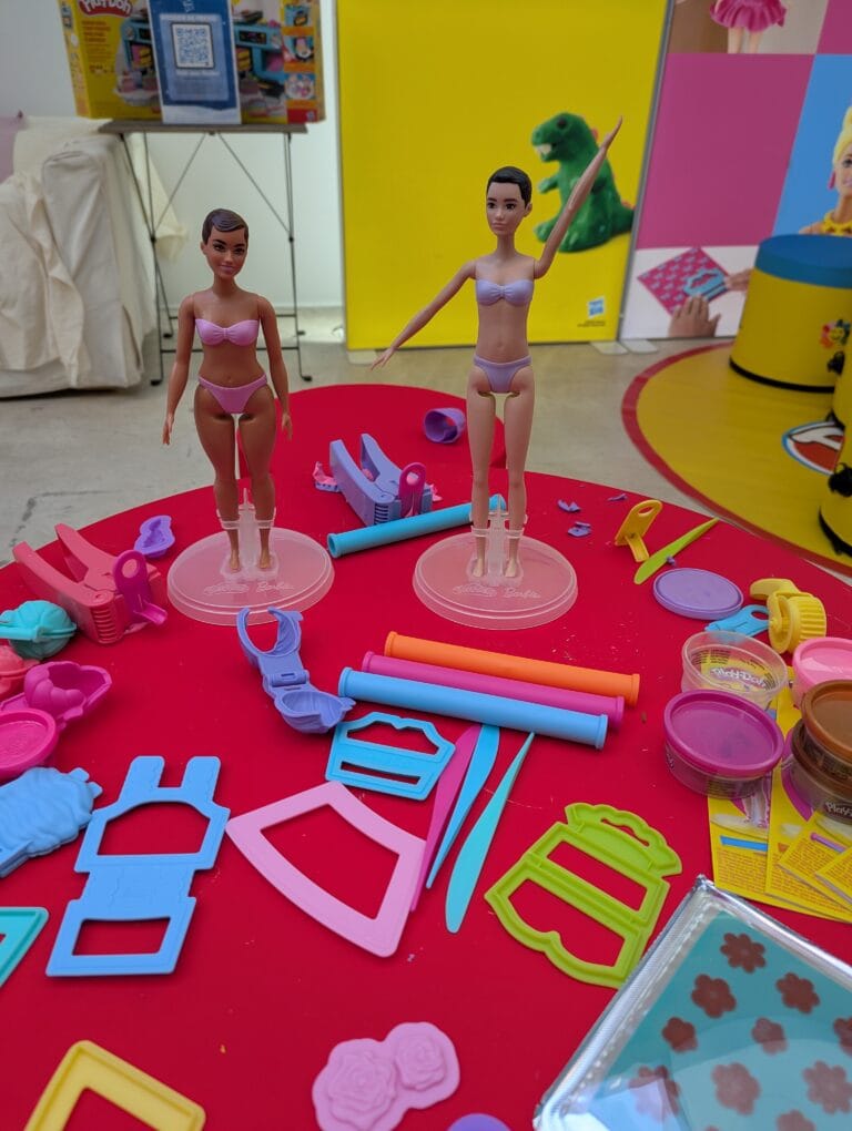 2. Poupées Barbie en maillot de bain avec accessoires de mode, jouets de jeu de rôle, figures de poupée pour enfants, matériel de playset, jouets de confection de style Barbie.