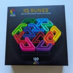 Coffret de jeu de réflexion IQ Runes de Smart Games avec pièces colorées en forme de runes.