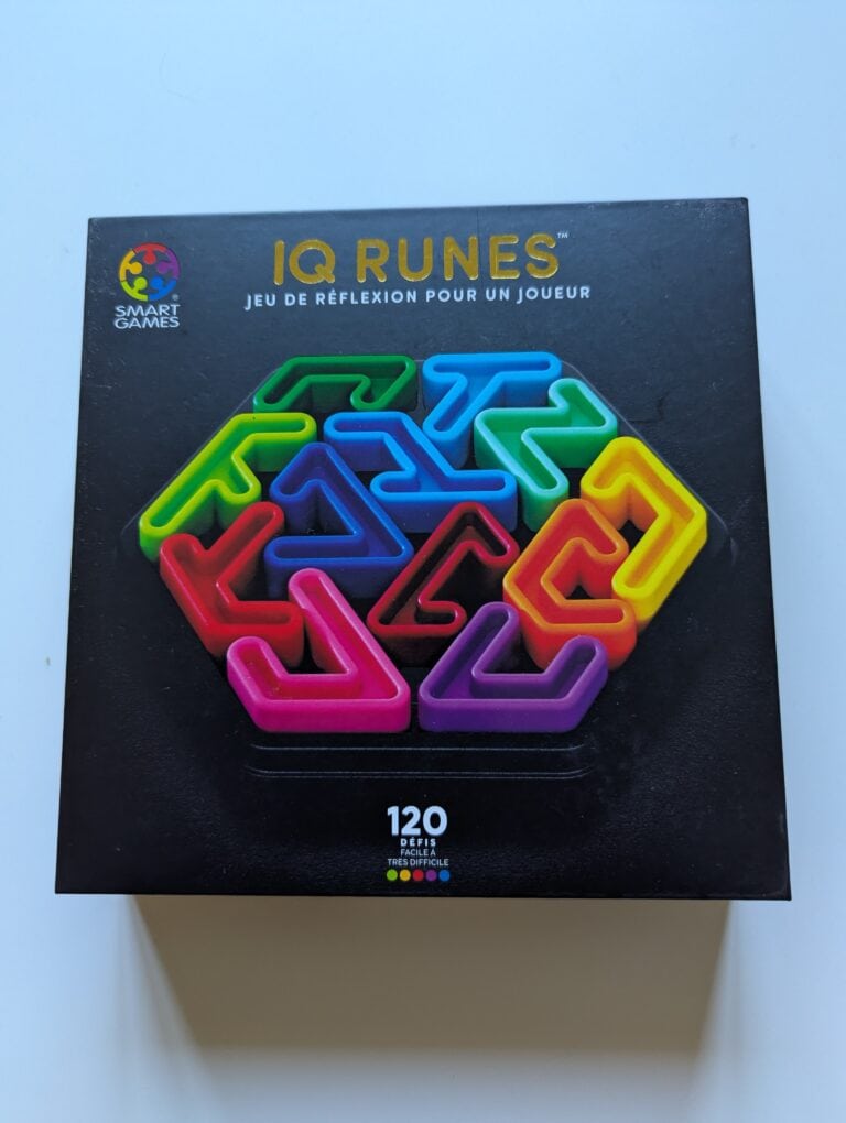 Coffret de jeu de réflexion IQ Runes de Smart Games avec pièces colorées en forme de runes.