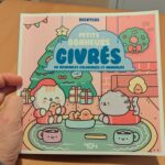 Gâteries de Noël illustrées avec des animaux mignons pour enfants, décorations festives, moments de bonheur, coloriages et mandalas adorables, packaging attrayant pour activités créatives.