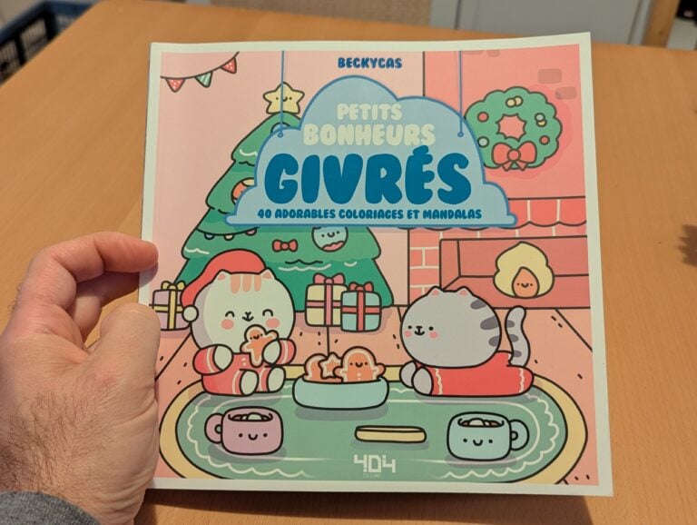 Gâteries de Noël illustrées avec des animaux mignons pour enfants, décorations festives, moments de bonheur, coloriages et mandalas adorables, packaging attrayant pour activités créatives.