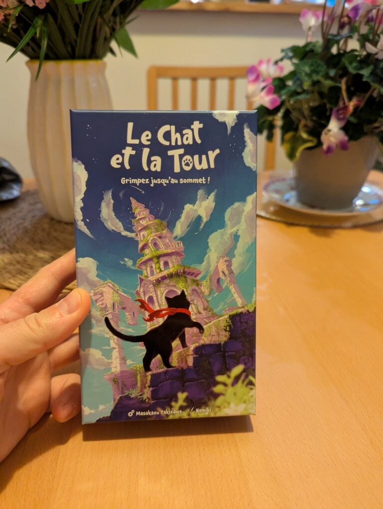 Un jeu de société pour enfants avec une illustration d’un château magique et un chat noir, parfait pour stimuler l’imagination et l’aventure. Livre de jeux captivant, idéal pour les jeunes amateurs d’aventures fantastiques.