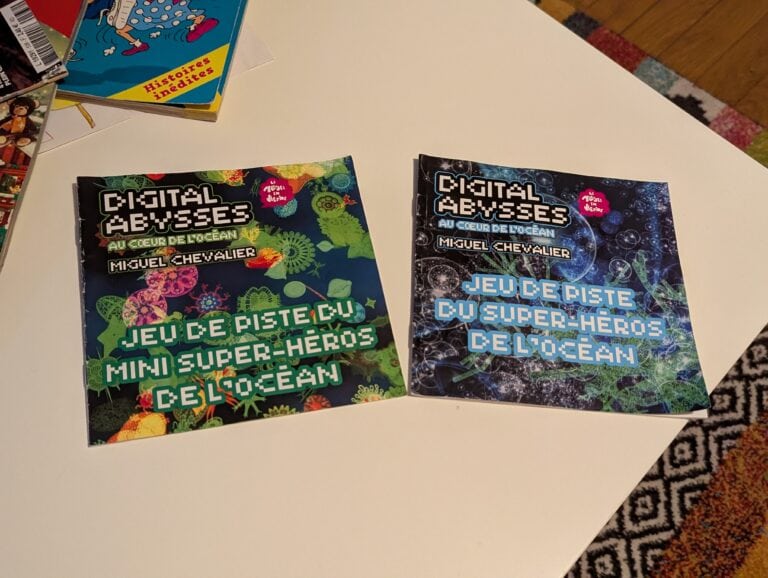 Livres de jeux de société "Digital Abysses" pour enfants, sur le thème de l'océan, mêlant super-héros et aventure numérique, idéal pour stimuler l'imagination et la réflexion des jeunes joueurs.