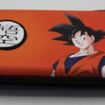 Pochette de rangement avec Goku, personnage emblématique de Dragon Ball, sur fond orange, idéale pour gamers et fans d’anime, stéréotype de la culture manga et jeux vidéo.