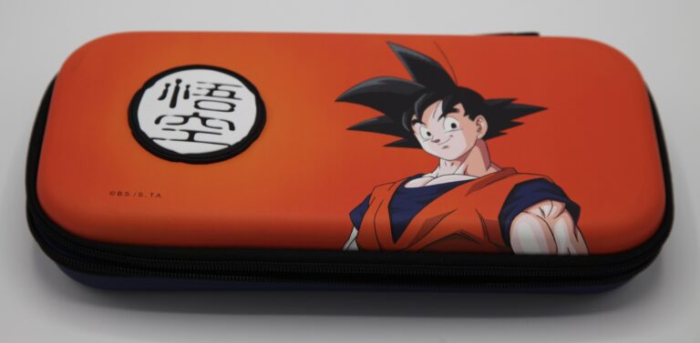 Pochette de rangement avec Goku, personnage emblématique de Dragon Ball, sur fond orange, idéale pour gamers et fans d’anime, stéréotype de la culture manga et jeux vidéo.