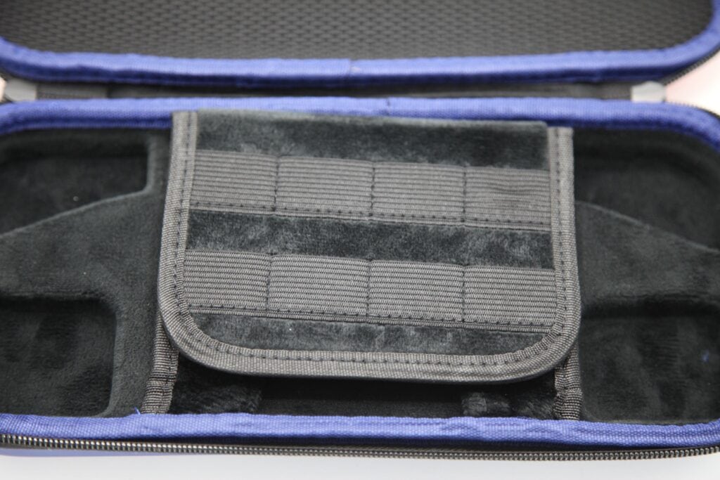 Sac de rangement pour accessoires de jeux vidéo, avec compartiments, idéal pour organiser manettes, câbles et accessoires gaming. Parfait pour gamers en déplacement ou pour ranger à la maison.