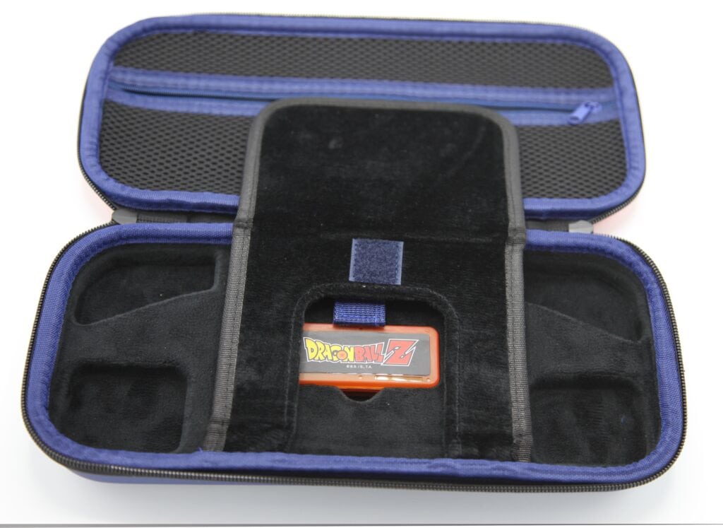 Étui de rangement pour jeux vidéo Dragon Ball Z, protection et organisation optimale pour gamers. Conçu pour transporter confortablement cartridges et gadgets.