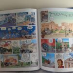 Une bande dessinée colorée avec des voitures, des personnages enfants et adultes, illustrant une scène humoristique dans une ville avec des voitures anciennes et modernes.