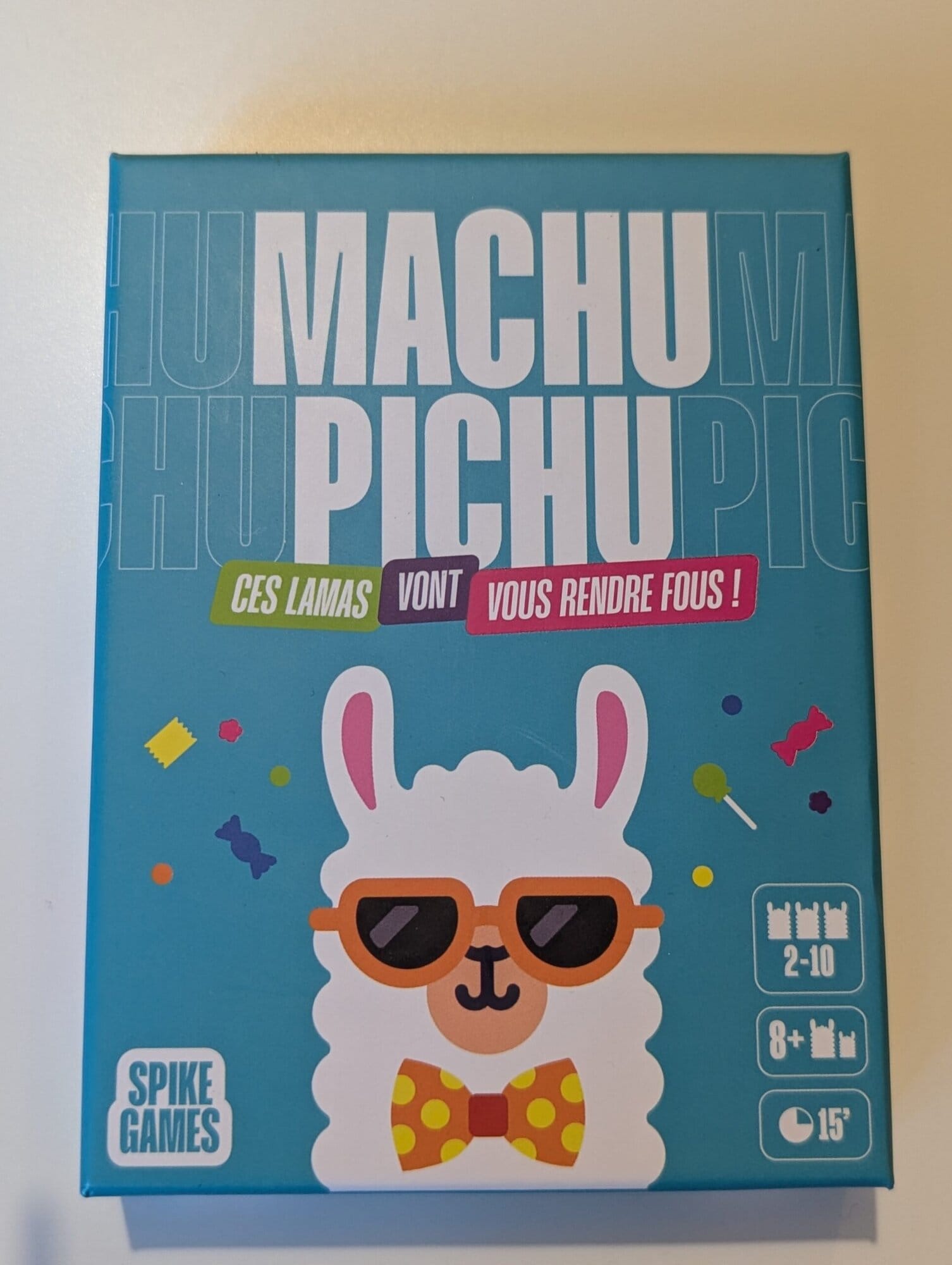 Alt text : Jeu de société avec illustration d'un lama blagueur portant des lunettes de soleil, destiné aux enfants de 8 ans et plus, durée de 15 minutes.